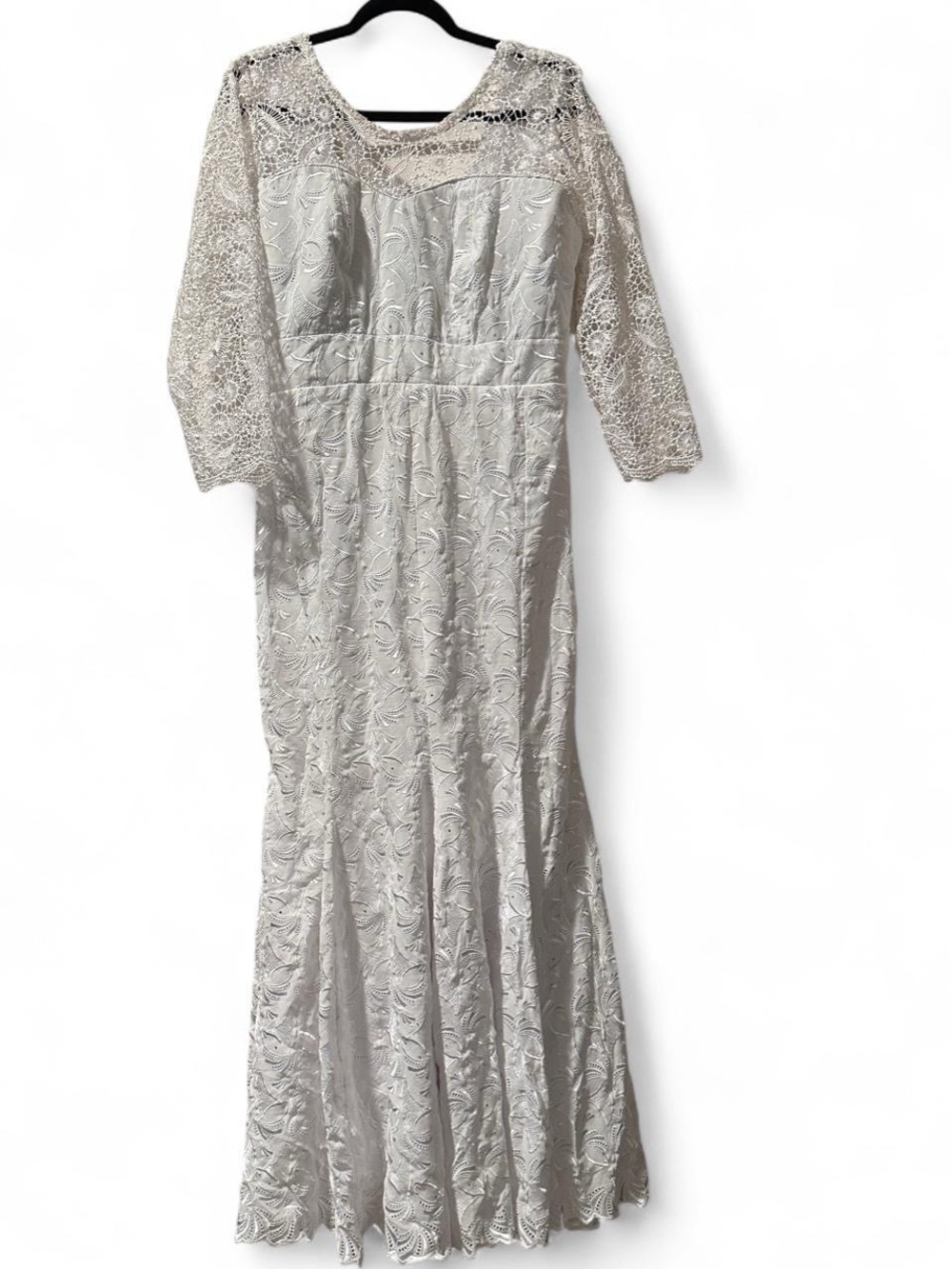 Elegant Ivory Lace Evening Gown